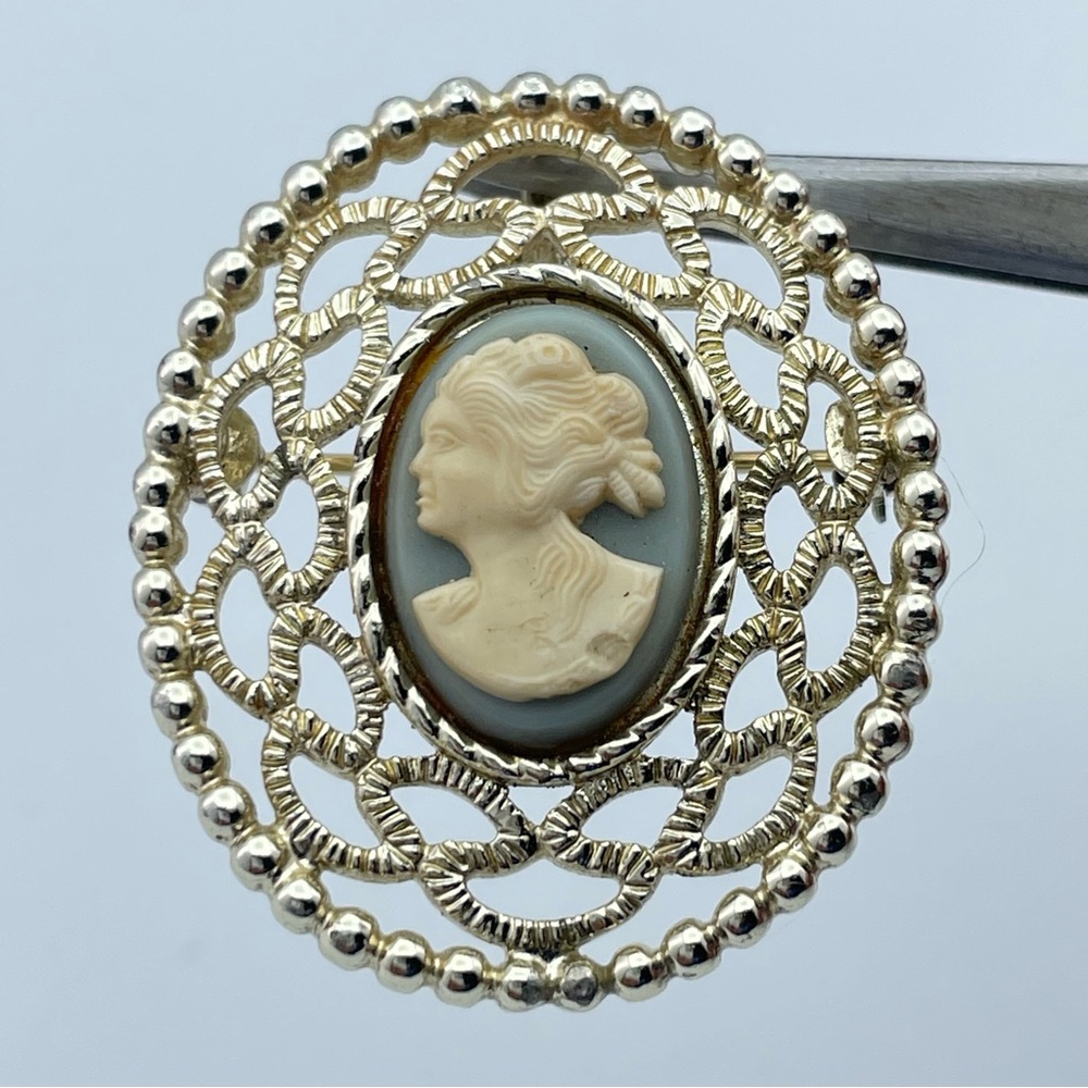 Vintage Sarah Coventry Gold Filigree Blue Cameo Brooch Pin Oval